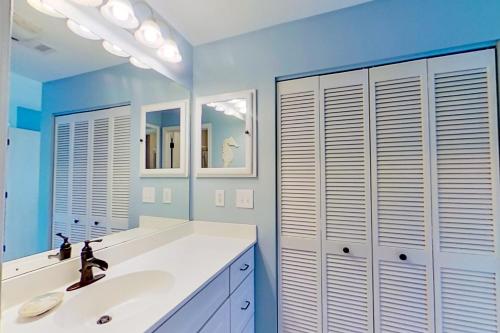 ein Bad mit einem Waschbecken und einem Spiegel in der Unterkunft Sea Cloisters 311 in Hilton Head Island