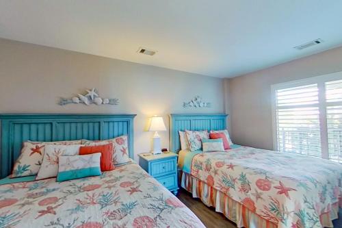 2 nebeneinander sitzende Betten in einem Schlafzimmer in der Unterkunft Sea Cloisters 311 in Hilton Head Island