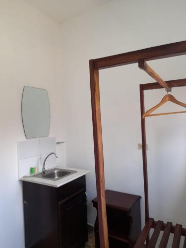 a bathroom with a sink and a mirror at HOTEL Ecológico BLUEROCK in David