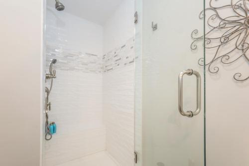 Ein Badezimmer in der Unterkunft 405 Old Wharf Road Unit B201 Dennisport Cape Cod - - Coastal Cov
