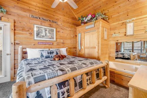 una camera da letto con un letto con un orsacchiotto sopra di Cuddly Bear Hideaway a Pigeon Forge