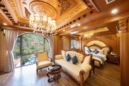 um quarto com 2 camas e um lustre em Glenda Tower Moc Chau Hotel em Mộc Châu
