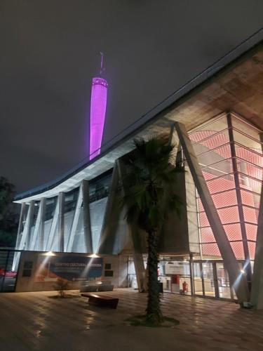 un edificio con una luz rosa encima por la noche en Lo que buscabas en Nueva Cordoba en Córdoba