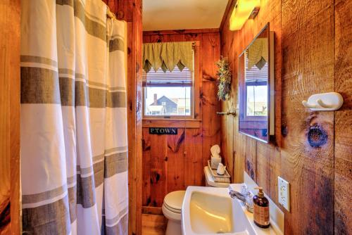 La salle de bains est pourvue d'un lavabo, de toilettes et d'une fenêtre. dans l'établissement 197 A North Shore Boulevard East Sandwich - Cape Cod, à East Sandwich
