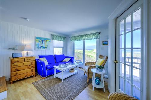 ein Wohnzimmer mit einem blauen Sofa und einem Tisch in der Unterkunft 225 J North Shore Blvd East Sandwich Cape Cod - Cape Shore J in East Sandwich