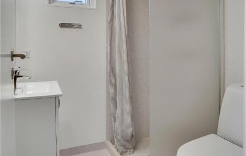 y baño con ducha, aseo y lavamanos. en 2 Bedroom Nice Apartment In Vggerlse, en Bøtø By