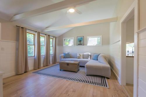 ein Wohnzimmer mit Sofa und Tisch in der Unterkunft 93 Ploughed Neck Road East Sandwich - Cape Cod in East Sandwich