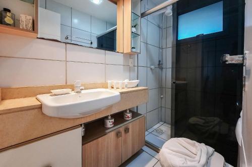 y baño con lavabo y ducha. en Confortável 3 Qtos 100m Praia - Vila do Porto, en Aquiraz