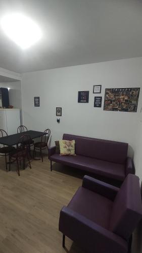聖安熱盧的住宿－Apto em Santo Ângelo，客厅配有沙发和桌子
