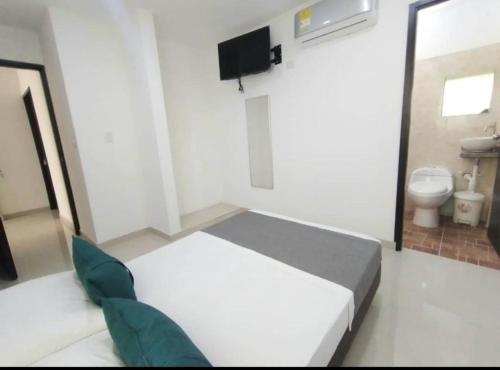 庫庫塔的住宿－Aveiro Hotel，一间小卧室,配有一张床和一个卫生间