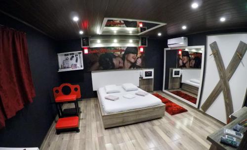1 dormitorio con cama blanca y espejo en Motel Scorpios, en Lages