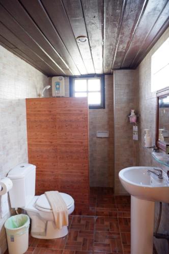 a bathroom with a toilet and a sink at สายลม รีสอร์ท เขาใหญ่ in Pak Chong