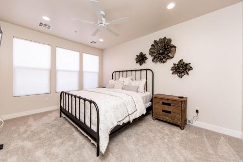 Postel nebo postele na pokoji v ubytování Town Center 2387 Red Canyon Family Home