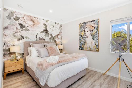 1 dormitorio con 1 cama grande y ventilador en 12 Calming Coral Beach Beautiful 2brm en Perth