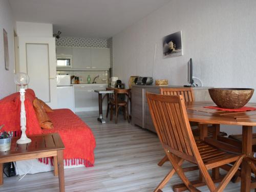 une chambre avec un lit et une table et une cuisine dans l'établissement Appartement avec Terrasse à 50m de la Plage des Sables-d'Olonne - FR-1-197-429, à Les Sables-dʼOlonne