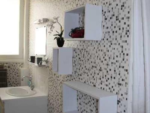 une salle de bain blanche avec un lavabo et des toilettes dans l'établissement Maison F6 en centre-ville de Royan, à 150m de la plage, avec garage et jardin - FR-1-71-55, à Royan