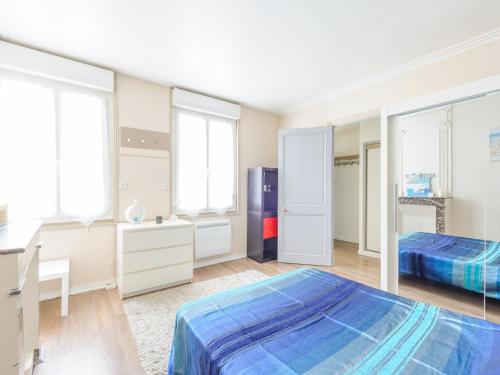 une chambre avec deux lits et un réfrigérateur dans l'établissement Appartement T2 lumineux à deux pas du Vieux Port, La Rochelle – tout confort, Wi-Fi, proche commerces - FR-1-535-39, à La Rochelle