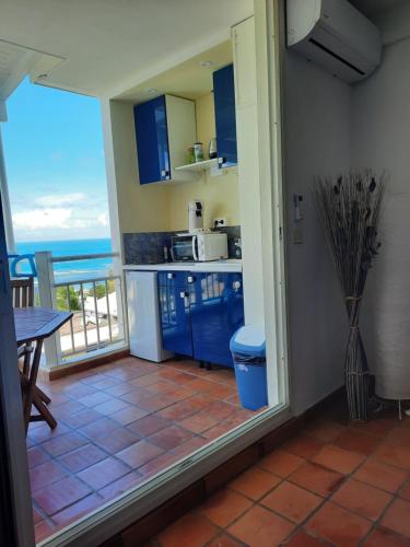 Kuchyň nebo kuchyňský kout v ubytování Martinique La Trinité KAZAKASSY Studio plain-pied, fonctionnel et vue mer