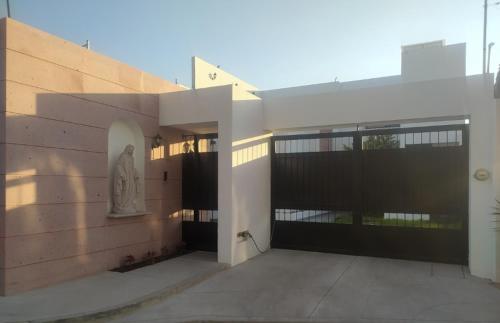 ein großes Gebäude mit einem Tor und einem Zaun in der Unterkunft Dpto en el centro con estacionamiento. in Aguascalientes