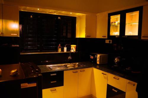 Ett kök eller pentry på Meraki Palms, a furnished exquisite 2BHK Villa
