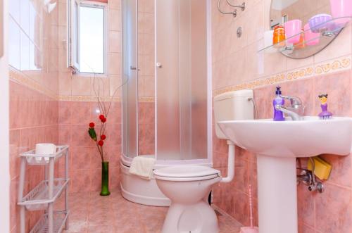 Et badeværelse på Apartments Stara Maslina