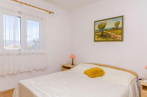 En eller flere senge i et værelse på Apartments Stara Maslina