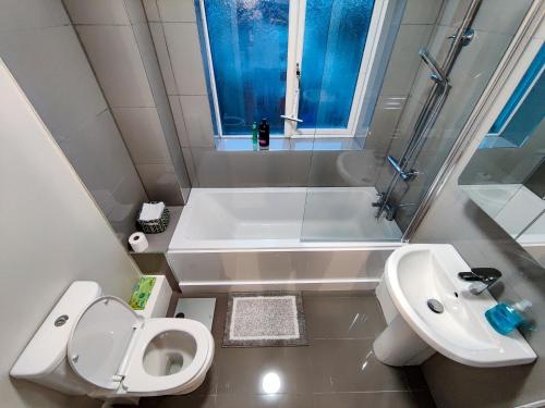 łazienka z wanną, toaletą i umywalką w obiekcie Joshua Court Single Room w mieście Stoke-on-Trent