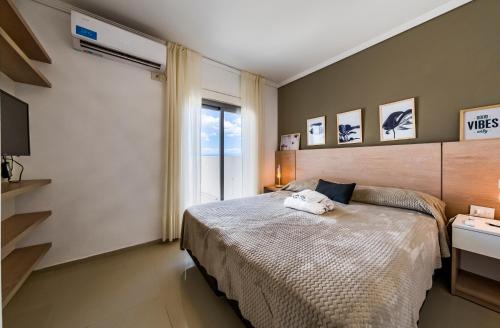 1 dormitorio con cama y ventana grande en Av Colon 6200 - Ciudad Gama - Seguridad 24 hs y Amenities en Córdoba