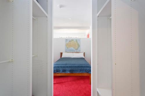 Dormitorio pequeño con cama en un armario en Studio 8 - self contained studio near South Fremantle, en Spearwood