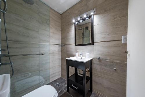 y baño con lavabo, aseo y ducha. en Av Colon 158 - B Centro - Full Equipado y Cómodo en Córdoba