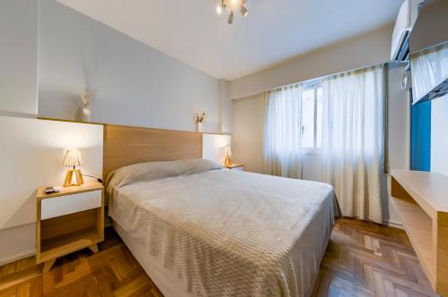 Un dormitorio con una cama grande y una ventana en Av Colon 158 - B Centro - Full Equipado y Cómodo en Córdoba
