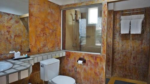 a rusted bathroom with a toilet and a sink at Kalamona Seaview in Prachuap Khiri Khan