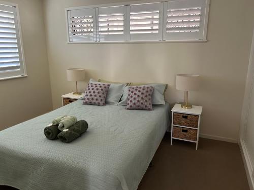 un dormitorio con una cama con dos animales de peluche en Toowoomba Hospital Apartments, en Rockville
