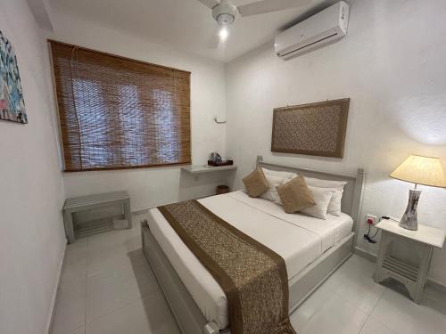可倫坡的住宿－City Stay By Sunrise，一间卧室设有一张大床和一个窗户。