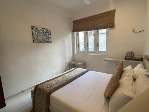 a bedroom with a bed and a window at City Stay By Sunrise in Colombo