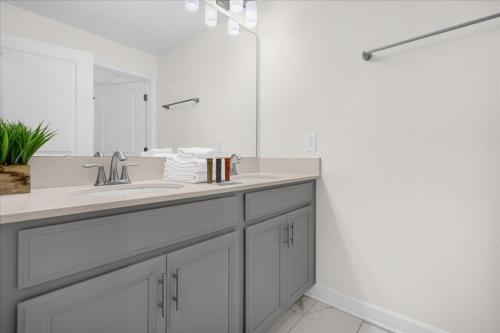 Ванная комната в 4 Bedrooms 3 Bathrooms Champions Gate 8985 Sd