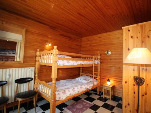 - une chambre avec 2 lits superposés dans une cabine dans l'établissement Charmant 3 pièces au centre avec balcon, garage et proche pistes - 6 couchages - FR-1-572-203, à Arâches-la-Frasse