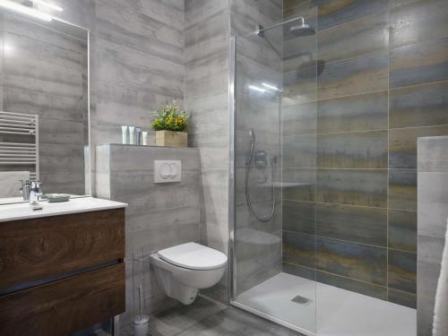 une salle de bain avec une douche, des toilettes et un lavabo dans l'établissement Appartement neuf skis aux pieds, 4 pers, Courchevel Moriond, balcon, parking, wifi - FR-1-631-131, à Courchevel