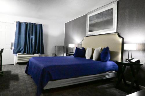R Nite Star Inn and Suites -Home of the Cowboys & Rangers Image