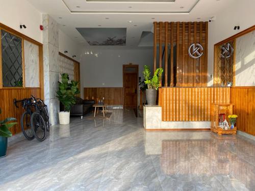 a lobby with bikes parked in a building at Khách sạn gần biển Karina Phú Yên in Liên Trì (4)