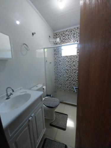 a bathroom with a sink and a toilet and a shower at Presidente Cepop 2 in Campos dos Goytacazes