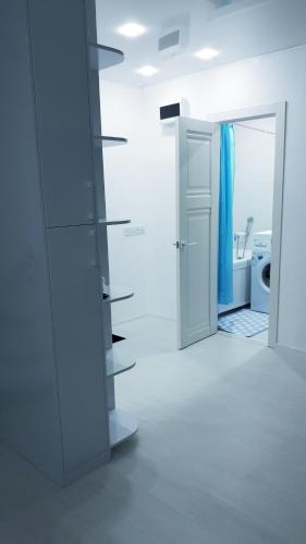 uma casa de banho com uma porta aberta para uma casa de banho com um WC em Апартаменты с шикарным видом на море em Aktau