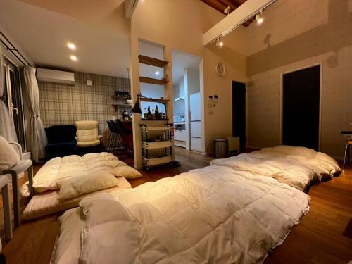 Zimmer mit 4 großen Betten in der Unterkunft studio Symphonia x Fukutsu 
