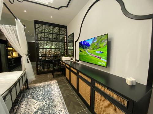 Scarletz Suites KLCC by Rainbow Tree
