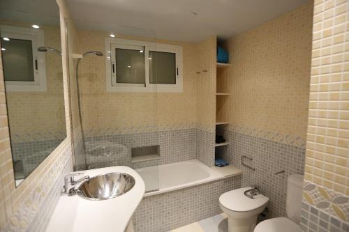 y baño con bañera, lavabo y aseo. en Apartamentos Alquihouse Vilafortuny, en Cambrils