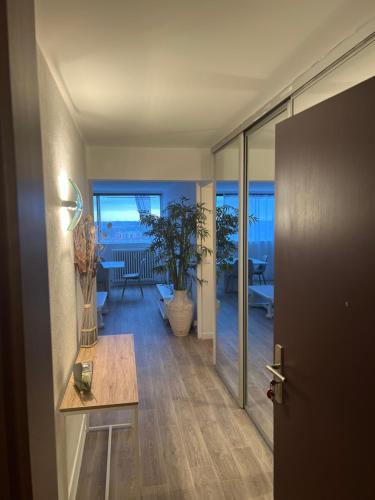 ein Wohnzimmer mit einem Tisch und Meerblick in der Unterkunft Appartement haut standing région Lilloise in Roubaix