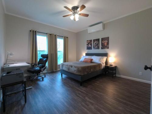 um quarto com uma cama e uma ventoinha de tecto em Luxury cottage near lake Belton - WiFi A/C em Belton