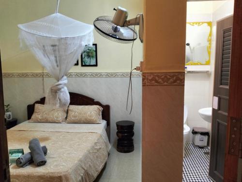 貢布的住宿－留在貢布酒店，一间卧室配有一张带蚊帐的床