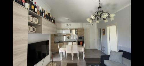 Kuchyň nebo kuchyňský kout v ubytování Apartamenti singolo kompleksi lura 3