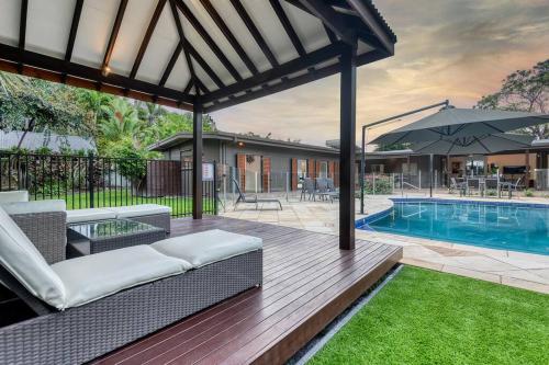 Piscina de la sau aproape de The Last Resort Bali House